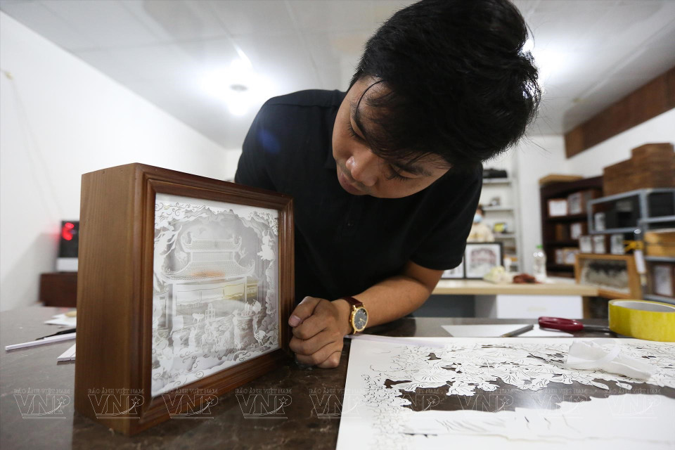  Originaire du district de Thach Thât en banlieue de Hanoï, Nguyên Duy Duy a eu l'idée de combiner l'éclairage LED et l'art japonais du "kirigami", inspiré des ombres de marionnette, pour créer des caissons lumineux dans le cadre de son projet de fin d'études universitaire en 2018. Photo: VNA