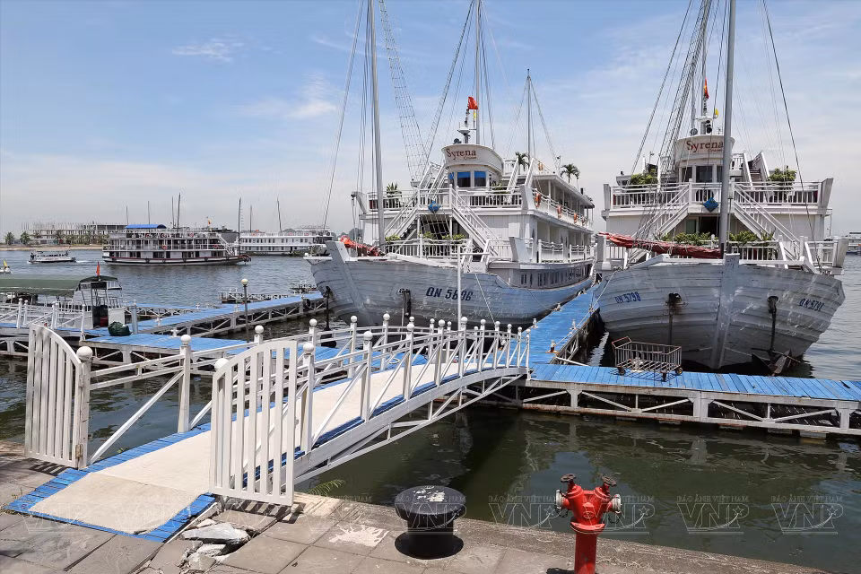  Les visiteurs peuvent découvrir la baie de Lan Ha en bateau. Photo: VI