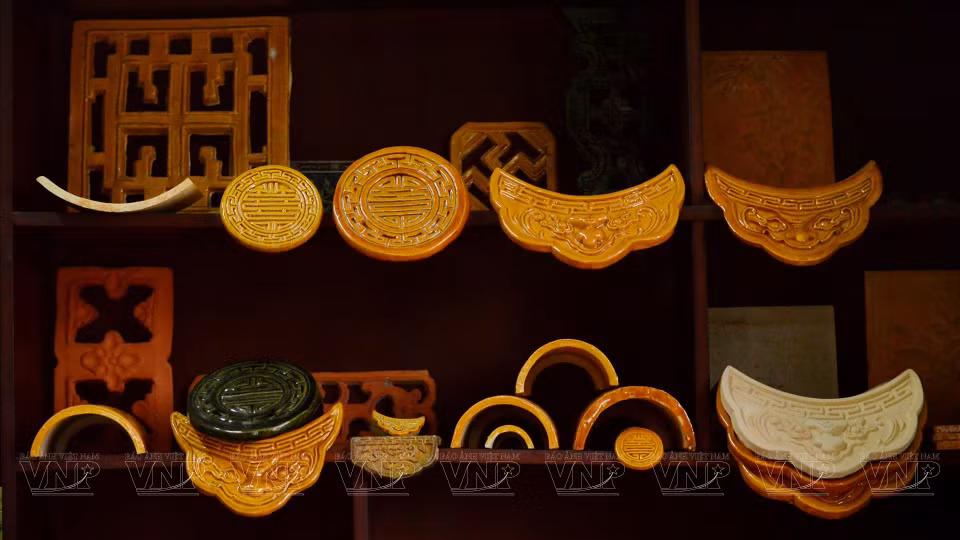 Grâce à l'expertise de Dang Uyen dans la fabrication de briques et de tuiles selon la technique royale de la dynastie des Nguyen, ce métier traditionnel est préservé et développé. Photo: VI 