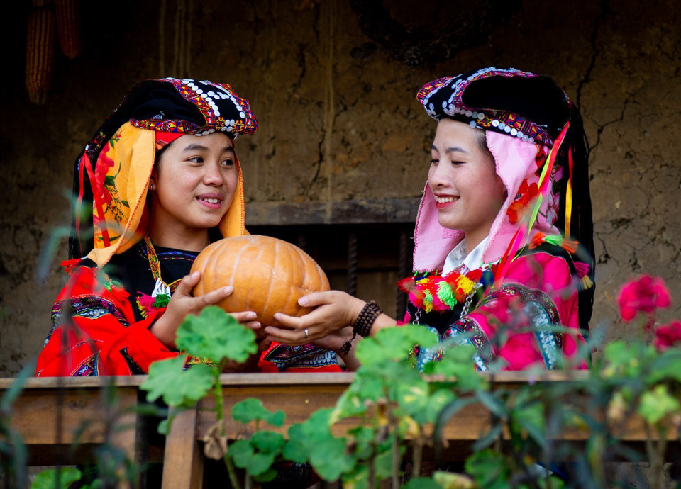  Selon leurs costumes et leur culture particuliers, les Lô Lô peuvent être divisés en deux sous-groupes : Lô Lô Den et Lô Lô Hoa. Les costumes des Lô Lô Hoa sont plus colorés que ceux des Lô Lô Den. Photo: VNA
