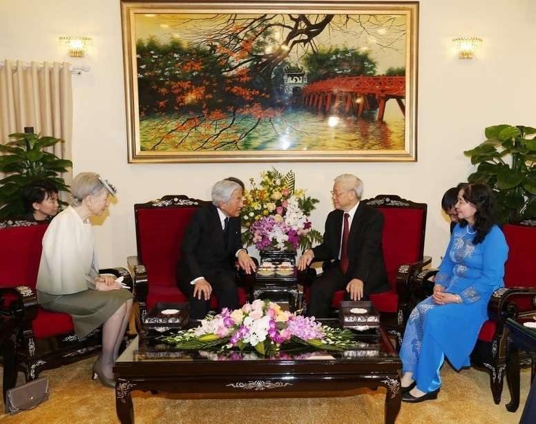  Le secrétaire général du Comité central du Parti communiste du Vietnam Nguyen Phu Trong et son épouse rencontrent l'empereur Akihito du Japon et l'impératrice Michiko lors de leur visite officielle au Vietnam, le 3 mars 2017. Photo : VNA