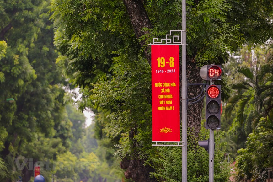  Pour célébrer le 78e anniversaire de la Fête nationale du Vietnam, toutes les rues de la capitale de Hanoï sont décorées de panneaux et d'affiches. Photo: VNA