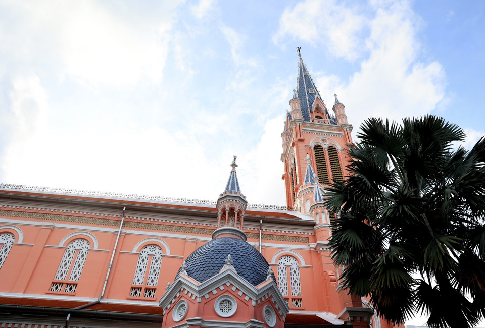  Construite en 1870, l'église de Tan Dinh est l'une des plus anciennes de la ville et est de style néoroman. Elle a été agrandie en 1929. Photo : VNA
