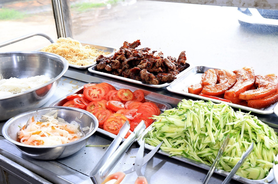  Le Cơm tấm est un plat populaire du Sud du pays, souvent accompagné d'œufs frits, de peau de porc râpée, de côtelettes de porc grillées ou de galettes de poisson frites. Photo : VNA