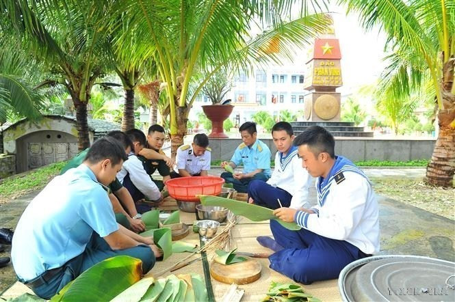  La joie des jeunes soldats lorsqu’ils se préparent les Banh Chung (gateaux du riz gluant) pour accueillir le Têt sur l’île de Phan Vinh, dans le district insulaire de Truong Sa, province de Khanh Hoa (Centre). Photo: VNA