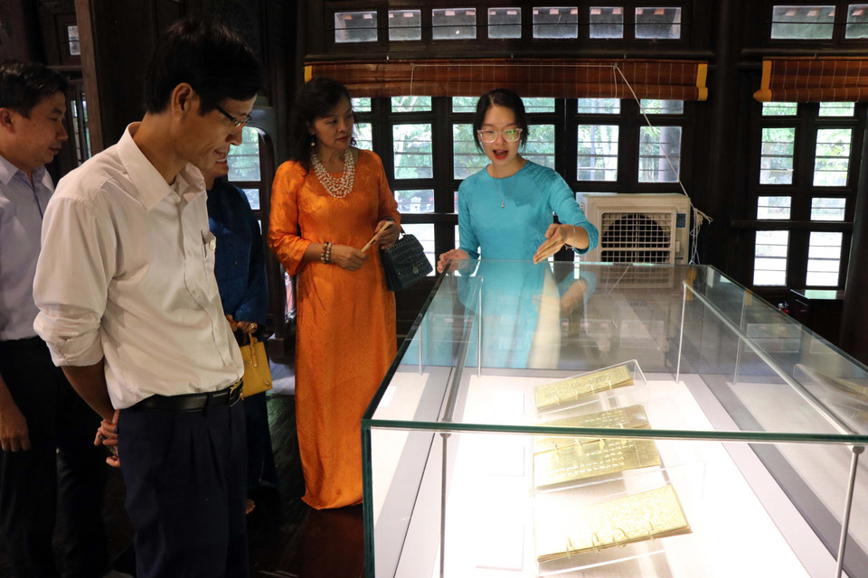 Des visiteurs admirent des objets précieux. Photo : VNA