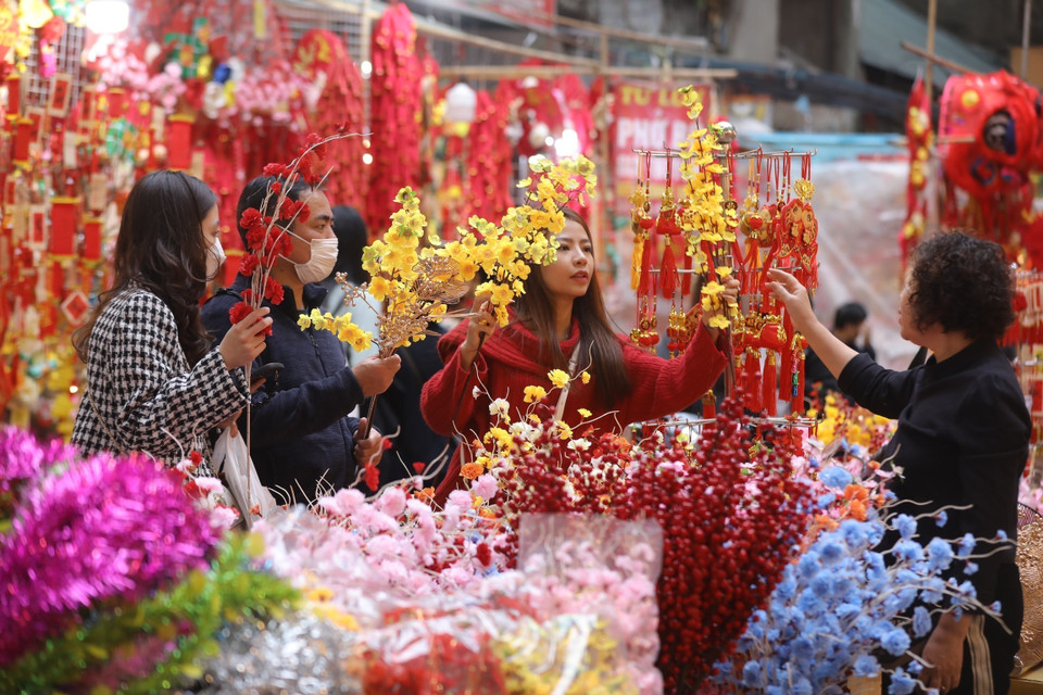  L'effervescence du marché aux fleurs de Hang Luoc à l’approche du Têt. Photo: VNA
