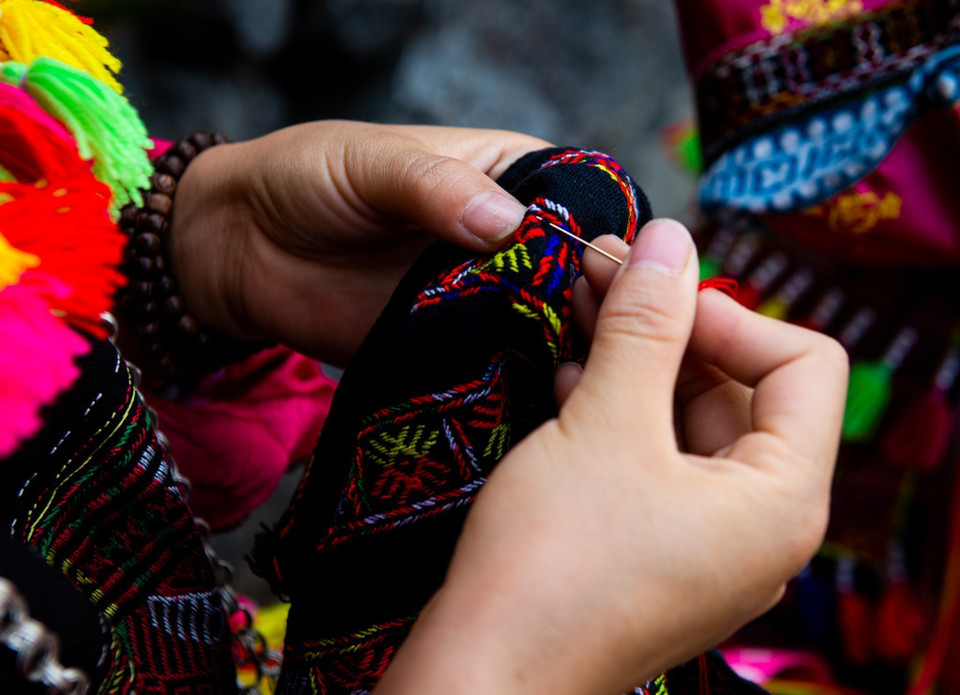  Les motifs des costumes de l’ethnie Lô Lô sont méticuleusement brodés à la main. Photo: VNA 