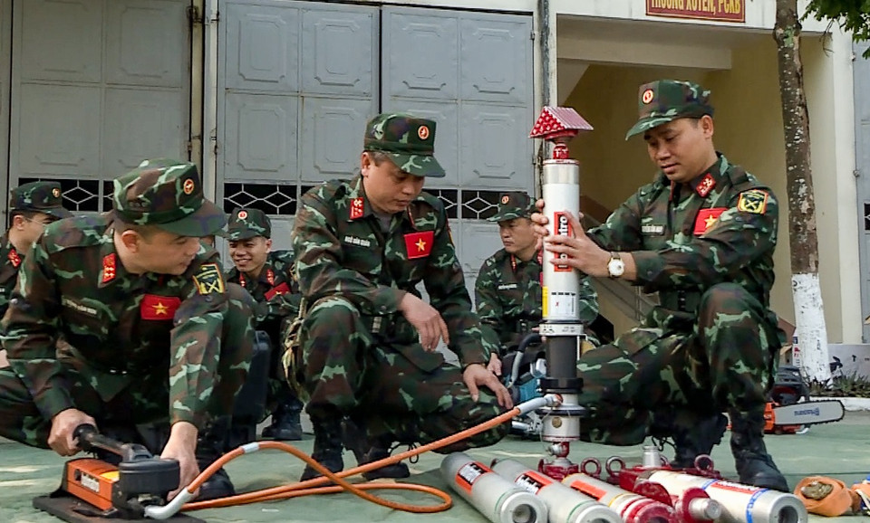  Vérification d'équipements. Photo: VNA 