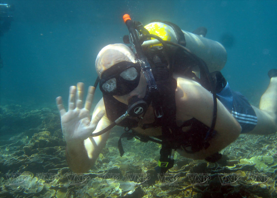  Quand les visiteurs débarquent sur les plages, ils peuvent se baigner, visiter des villages de pêcheurs et participer à leurs activités. Photo : VI