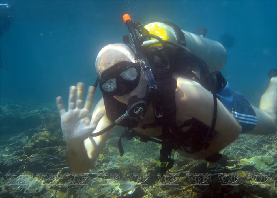  Quand les visiteurs débarquent sur les plages, ils peuvent se baigner, visiter des villages de pêcheurs et participer à leurs activités. Photo : VI 