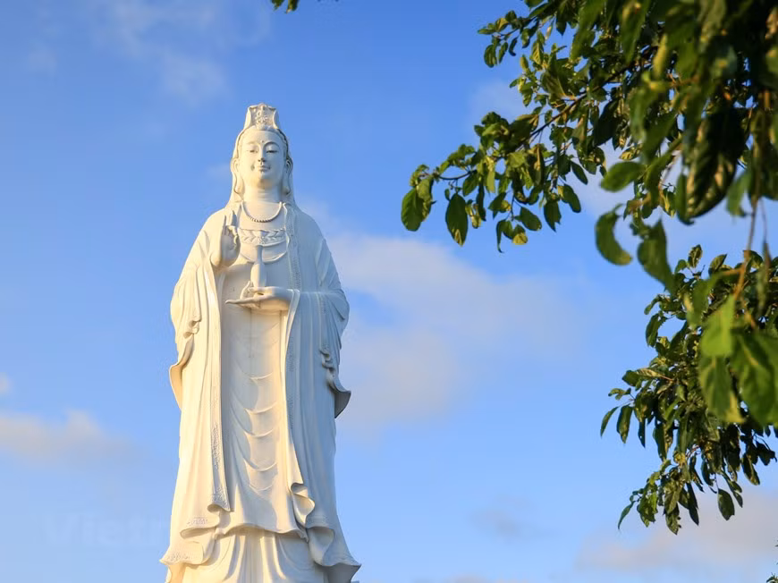  La statue de la déesse Quan Yin, d'une hauteur de 67 mètres, est considérée comme la plus grande du Vietnam. Elle prend place face à la mer et tient une bouteille d'eau dans sa main gauche. Photo : Vietnamplus 