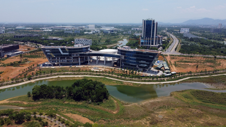  De nombreux ouvrages sont actuellement en construction au Technopôle de Hòa Lac. Photo: VNA