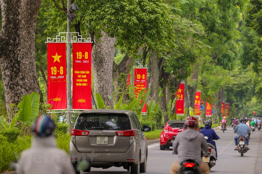  La rue Hoang Dieu se distingue par ses brillantes bannières rouges. Photo: VNA