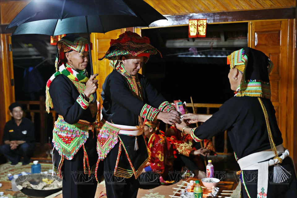 Chaque tenue des Dao Lô Gang a cinq couleurs de base, avec le rouge comme couleur principale.