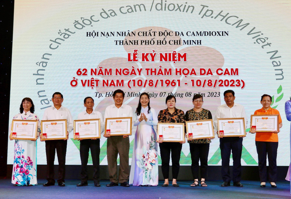  Des personnes exemplaires reçoivent l'insigne "Pour les victimes de l'agent orange" lors de la cérémonie marquant le 62e anniversaire de la catastrophe de l'agent orange/dioxine au Vietnam (10 août), le 7 août 2023 à Ho Chi Minh-Ville. Photo : VNA