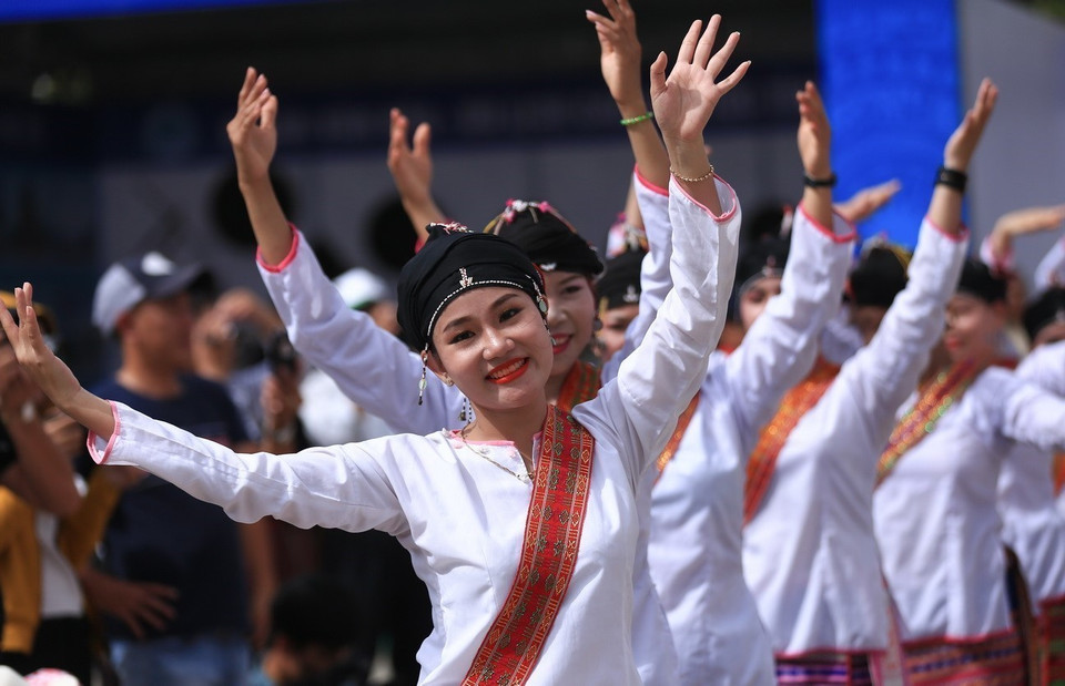  Spectacle de danse de femmes Cham dans la province de Binh Dinh (Centre). Photo: VNA