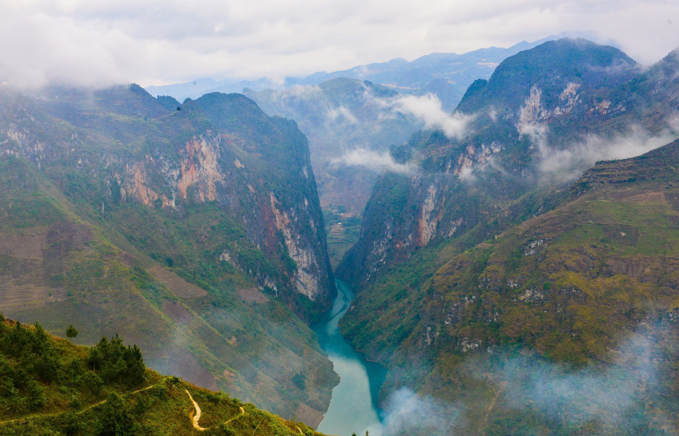  Depuis le col, on peut voir le canyon de Nho Quê dont la section Tu San. C’est un lieu incontournable pour toute personne visitant Ha Giang. Photo: VNA 