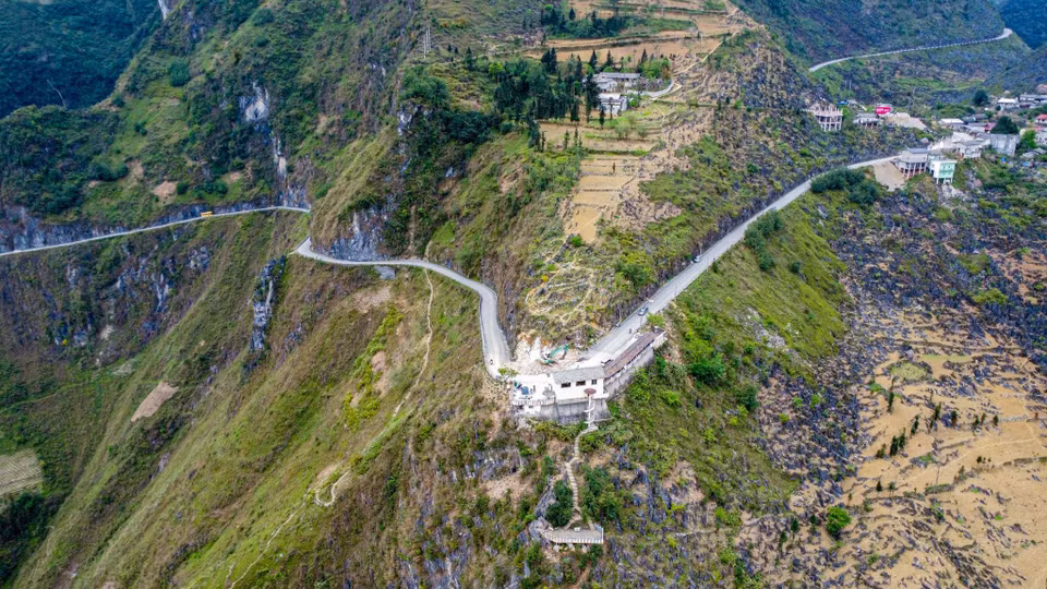  Construite grâce aux efforts de milliers de jeunes volontaires et d’habitants locaux, cette route apporte aujourd’hui une vie prospère aux ethnies de la province de Hà Giang au Nord. Photo : VNA 