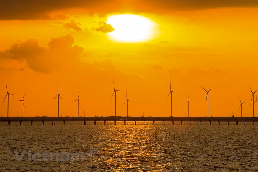  Si vous avez le temps de rester plus longtemps, vous pouvez vous promener sur les ponts en direction de la mer pour voir de plus près les moulins à vent. Photo : Vietnamplus 