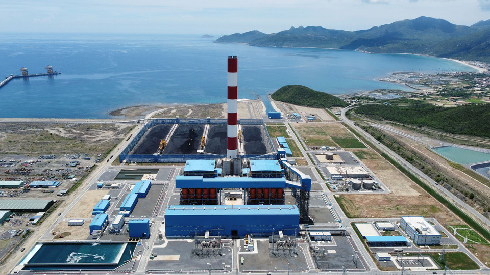  Vue panoramique de la centrale thermique Van Phong 1 et de la station Van Phong 500kV. Photo : VNA