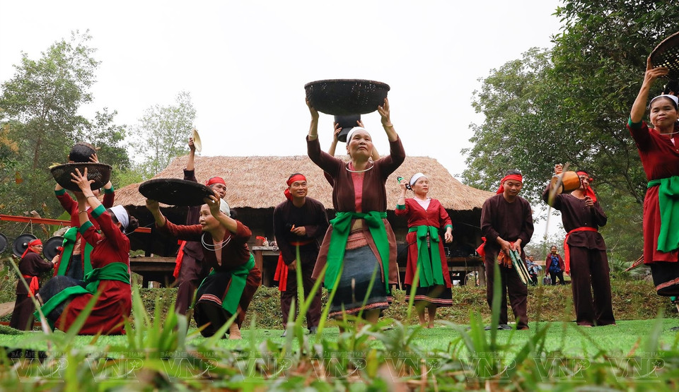  L’ethnie Thô organise une fête pour célébrer le printemps lorsque les pêchers fleurissent un peu partout dans les montagnes. Photo : Vietnam illustré