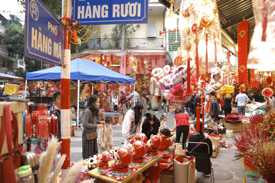  Une fois par an, avant le Têt traditionnel, le Vieux quartier de Hanoï devient beaucoup plus animé avec l’ouverture du marché aux fleurs de Hang Luoc. Photo: VNA