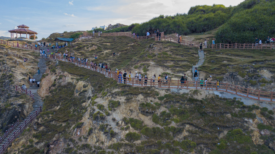  Les touristes nationaux et étrangers viennent admirer les magnifiques paysages d'Eo Gio. Photo: VNA