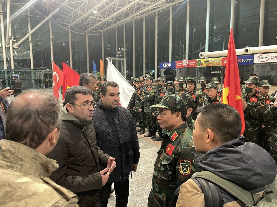  Le général de brigade Pham Van Ty, directeur adjoint du Département de secourisme et de sauvetage (État-major général de l’Armée populaire du Vietnam), chef adjoint du Bureau du Comité national d’intervention en cas d’incident et de catastrophe, de recherche et sauvetage, discute avec des représentants de la Turquie pour mieux comprendre la situation. Photo : VNA