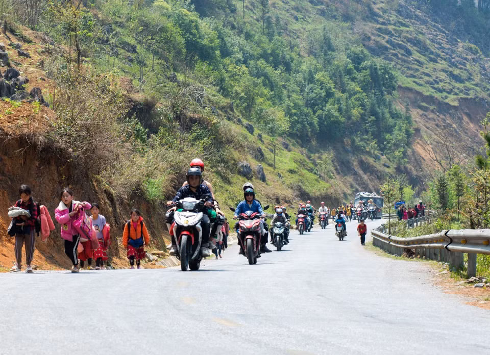  La route du bonheur a été nommée par le Président Hô Chi Minh en 1961 parce qu’elle permet la communication entre les habitants locaux et facilite les transferts des marchandises de la ville de Dông Van aux quatre districts reculés. Photo : VNA 