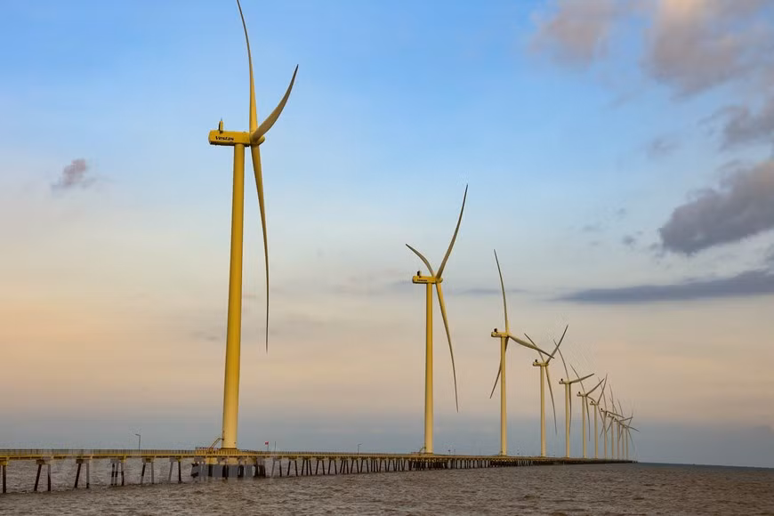  Le champ éolien de Bac Lieu compte 62 turbines dont chacune mesure environ 80 m de haut, 4 m de diamètre, pesant plus de 200 tonnes et construite en acier inoxydable. Photo : Vietnamplus 