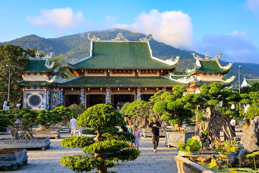  Avec son architecture unique et ses paysages naturels magnifiques, la pagode Linh Ung est une destination incontournable pour se détendre et trouver la paix dans la vie trépidante. Photo : Vietnamplus 