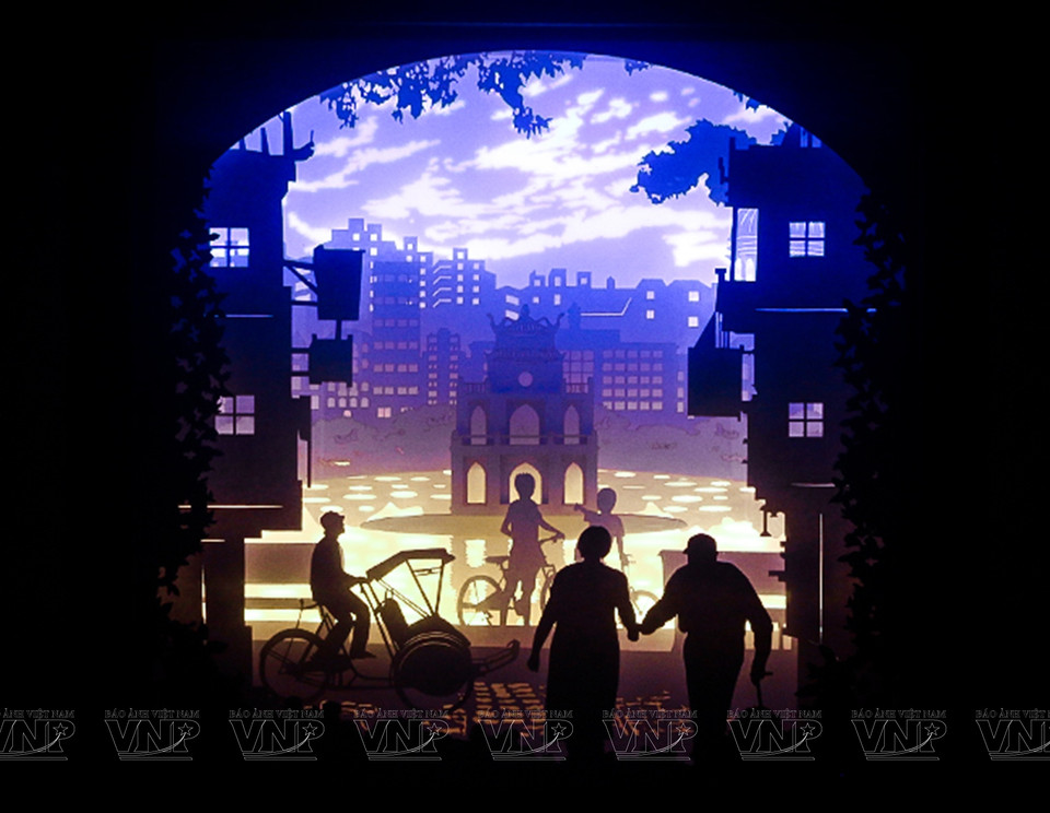  Avec l'aide d'un ami, il a expérimenté la création de caissons lumineux pendant plus de trois ans, puis a créé sa propre marque - Fox Design. Son ami et lui sont désormais considérés comme des innovateurs en la matière au Vietnam. Photo: VNA