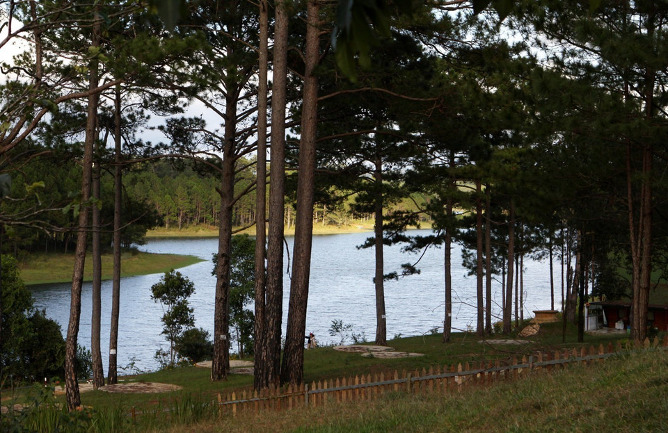  En 1998, le lac Tuyen Lam a été reconnu comme un site historique et culturel national par le ministère de la Culture et de l'Information (actuellement le ministère de la Culture, des Sports et du Tourisme). Photo: VNA