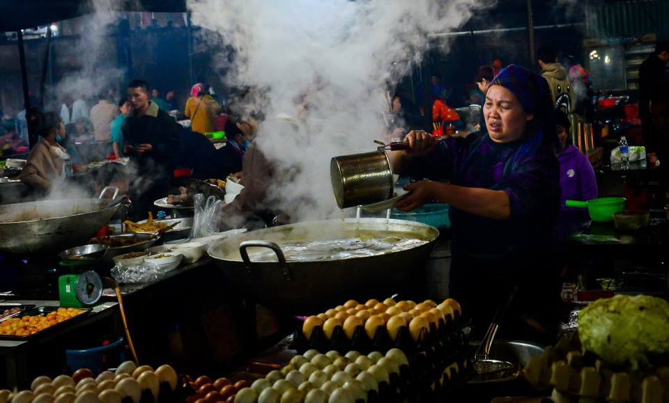  Ce marché revêt une dimension culturelle et a donc une importance particulière pour la vie des habitants locaux. Photo: VNA
