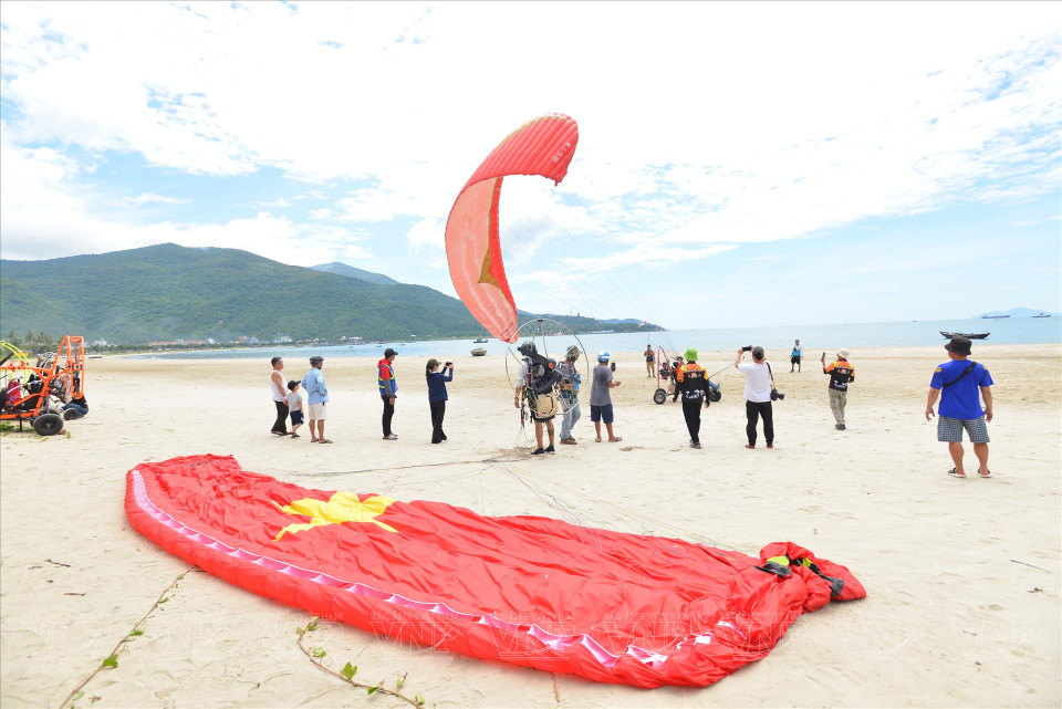  Des équipes de parapente motorisé se préparent avant de voler sur la plage de Man Thai. Photo : VI