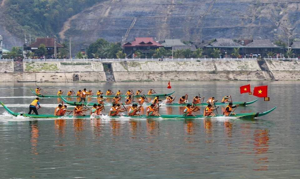  Restauration d’un festival des courses de bateaux, un trait culturel de l’ethnie Thai Muong Lay. Photo: VNA