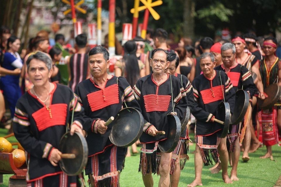  Spectacle de gongs lors du Festival culturel des gongs de l’ethnie Êdê de la province de Dak Lak au Village culturel et touristique des ethnies du Vietnam, dans le chef-lieu de Son Tay, à Hanoï. Photo: VNA