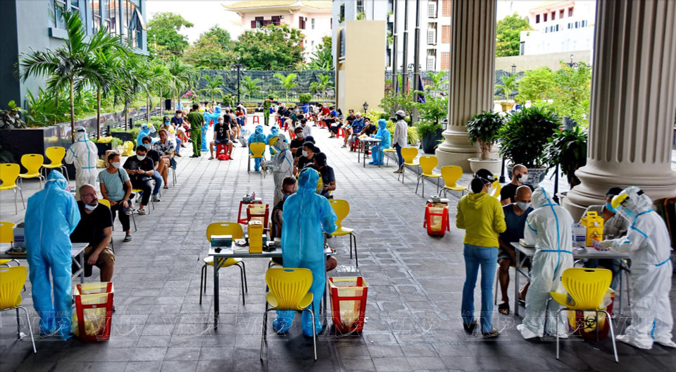  Le Vietnam organise des tests de dépistage du COVID-19 pour les étrangers à Da Nang. Photo : VI
