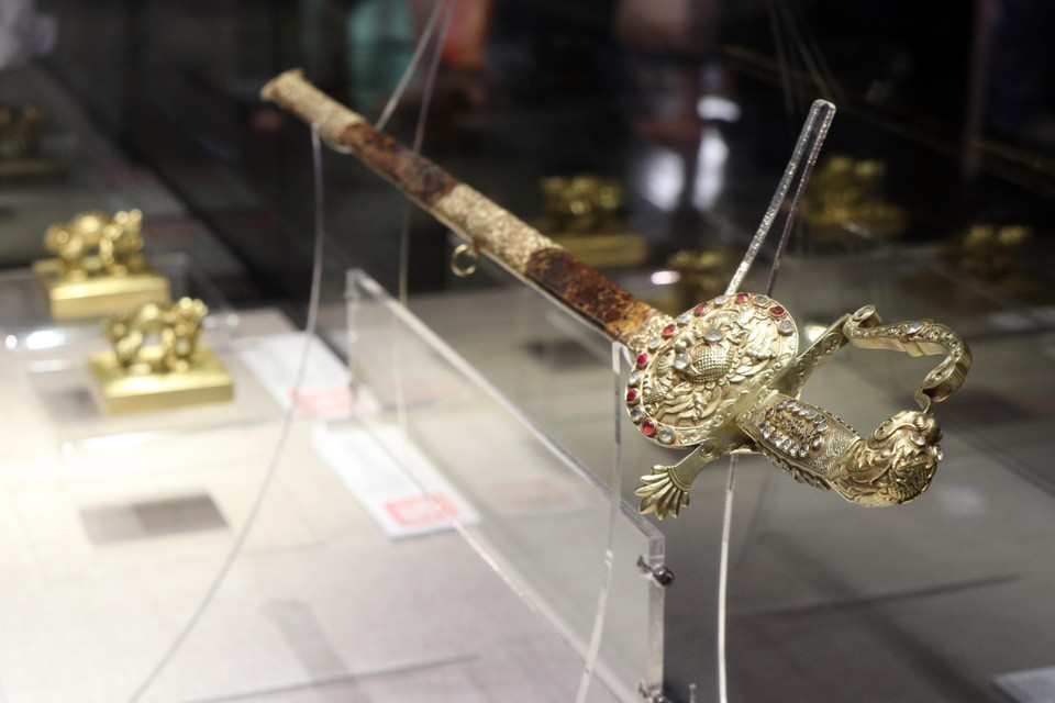 Une épée de l'époque du règne du roi Khai Dinh. Photo : VNA