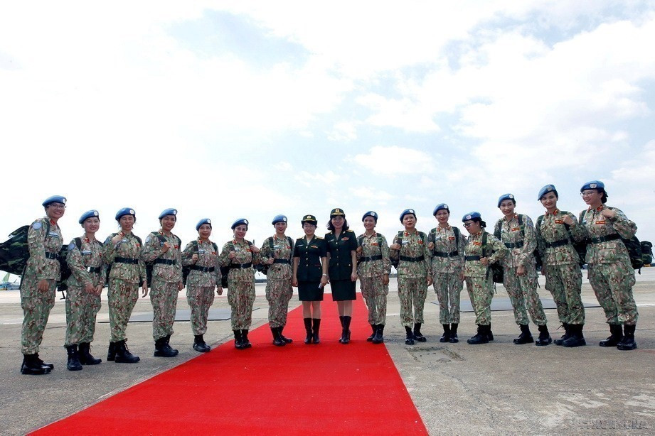  Des femmes officiers et soldats prêtes à s'envoler pour le Soudan du Sud afin de rejoindre l’Hôpital de campagne de niveau 2 No 3 déployé à Bentiu. Photo: VNA