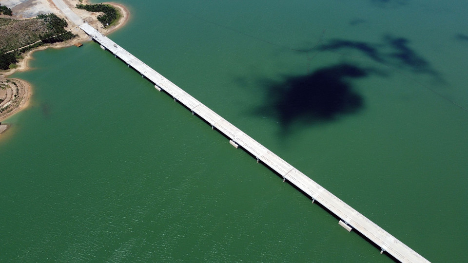  Le pont enjambant le lac Yen My, considéré comme le plus long pont traversant un lac sur l'autoroute Nord-Sud, fait une longueur de près d'un kilomètre. Photo : VNA 