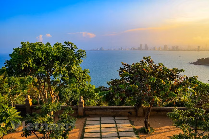  Depuis la pagode, on peut admirer la mer bleue romantique. Photo : Vietnamplus 