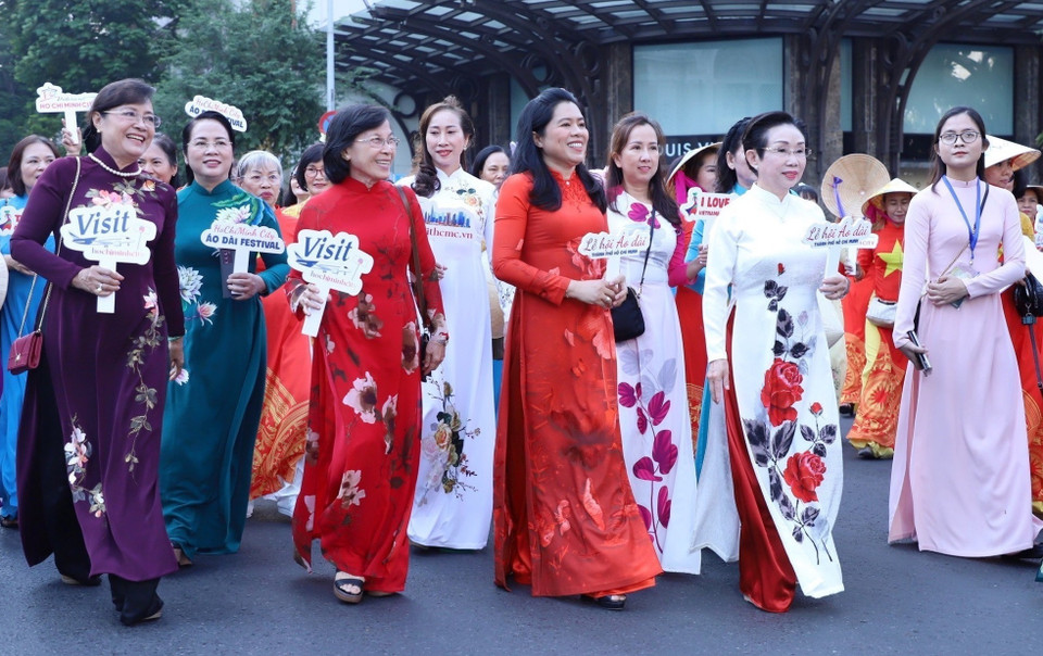  Des femmes en ao dai, tunique traditionnelle des femmes vietnamiennes, dans une rue de Ho Chi Minh-Ville. Photo: VNA