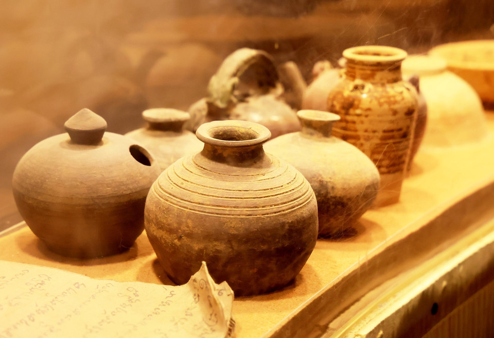 Un Tìn, un petit pot contenant de la sauce de poisson des habitants de l'ancien village de pêcheurs de Phan Thiet, exposé au musée. Photo : VNA