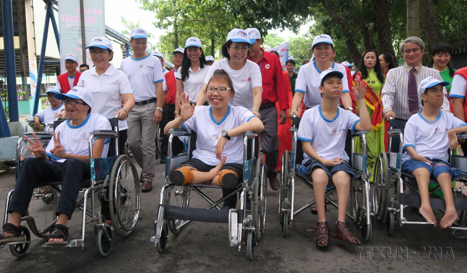  Plus de 5.000 volontaires de la Croix-Rouge, employés d'entreprises et habitants de Ho Chi Minh-Ville participent à une marche en réponse au Mois d'action "Pour les victimes de l'agent orange et les personnes handicapées" 2019. Photo : VNA