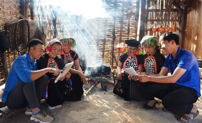  Des membres de l’UJCH et jeunes du district de Muong Nhe, province de Dien Bien (Nord), sensibilisent les politiques du Parti et de l’État aux personnes issues de l’ethnie Sila dans le village de Nam Sin, commune de Chung Chai. Photo: VNA