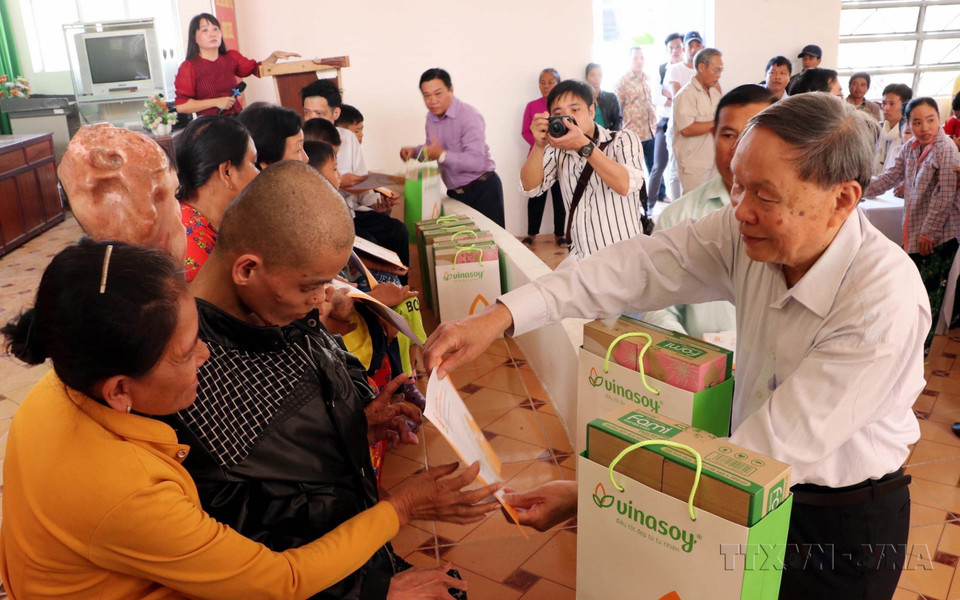  Le général de corps d'armée Nguyen Van Rinh, président de l'Association des victimes de l'agent orange/dioxine du Vietnam, offre des cadeaux à des victimes de l'agent orange dans la province de Soc Trang en 2019. Photo : VNA