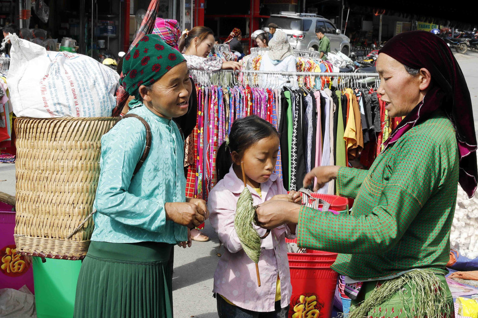  Les femmes Mong se rencontrent et échangent au marché de Meo Vac. Photo: VNA