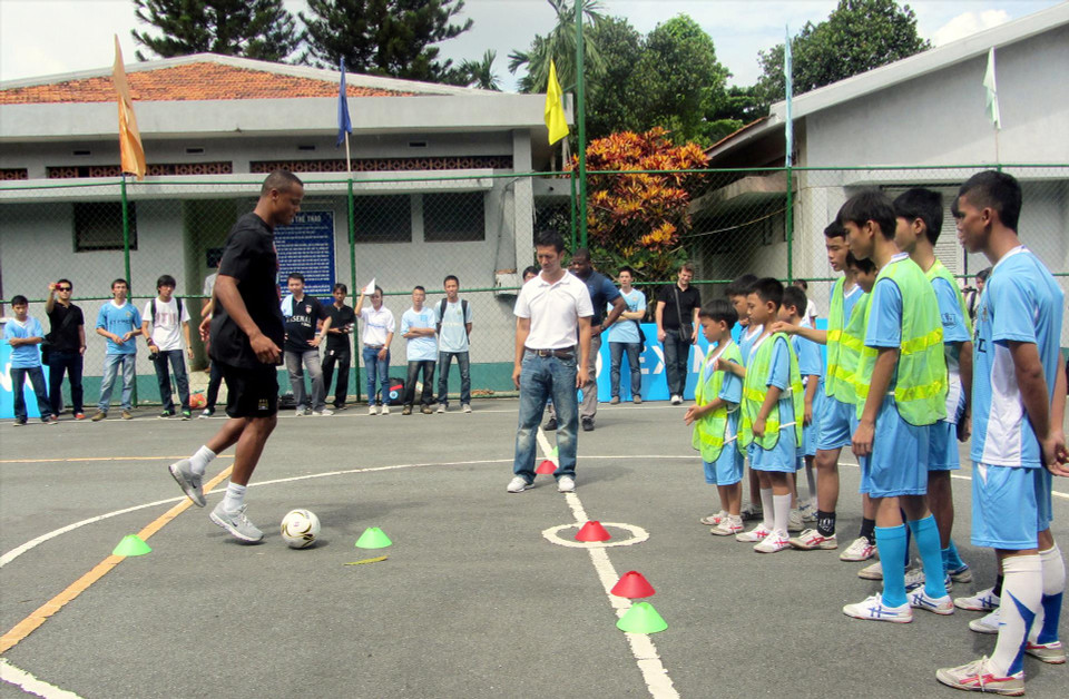 Les enfants sont guidés pour jouer au football à SOS Village Go Vap, à Ho Chi Minh-Ville. Photo : VI